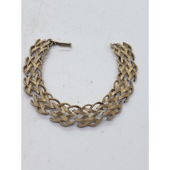 Vintage Trifari Bracelet Braided Link Textured Wide Chunky Signed Gold tone - Picture 4 of 10